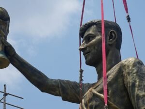 Demuelen la estatua gigante de Messi en Calcuta por riesgo estructural