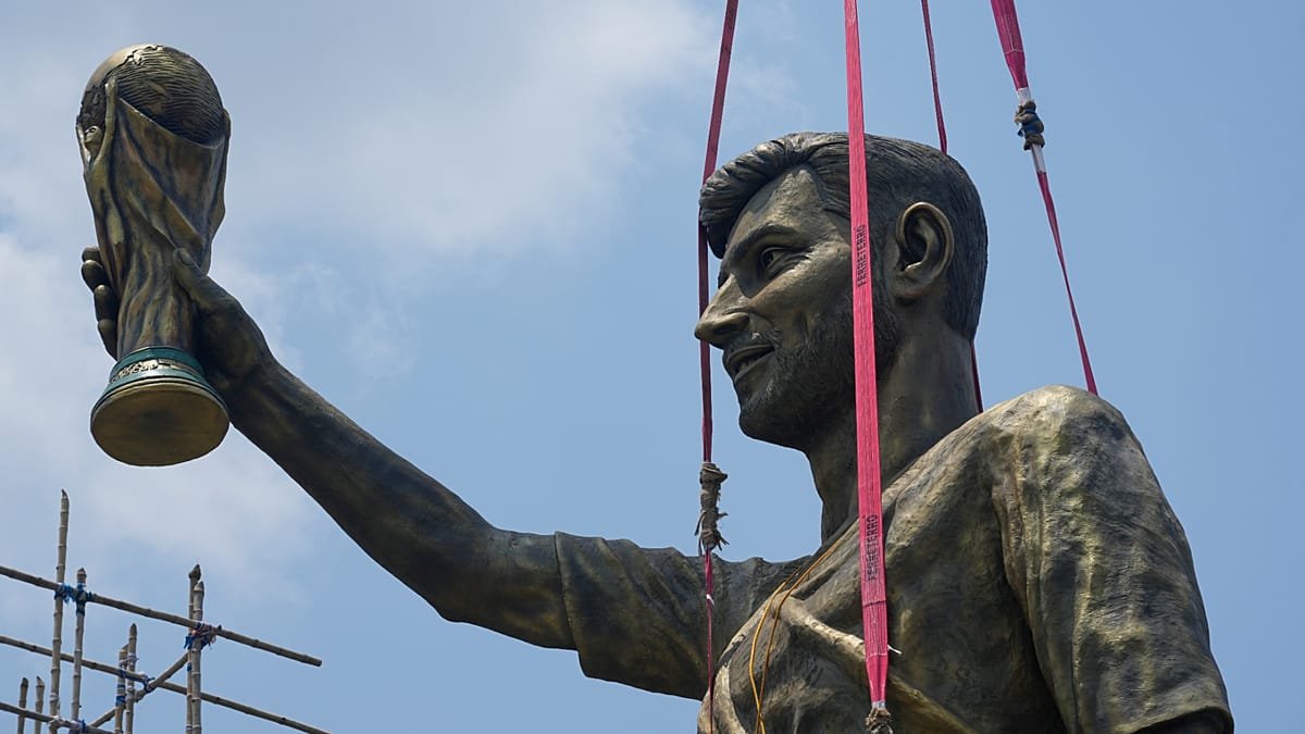 Demuelen la estatua gigante de Messi en Calcuta por riesgo estructural