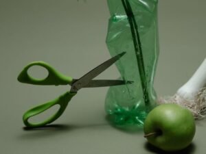 Sistema de riego por goteo casero con botellas plásticas