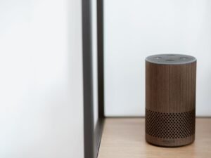 OpenAI quiere su propio Alexa, pero con esteroides. Su primer disposit