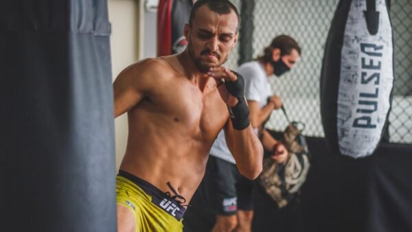 McGregor Holloway pesaje UFC 329