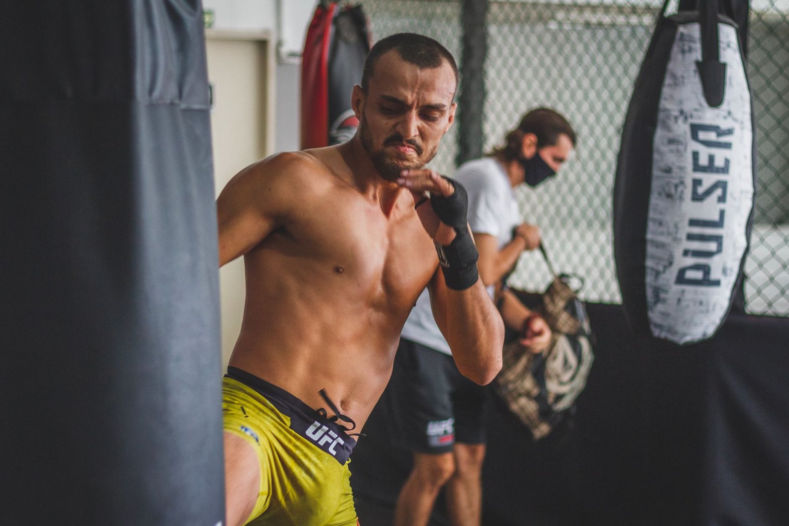 McGregor y Holloway cumplen pesaje para UFC 329 mañana