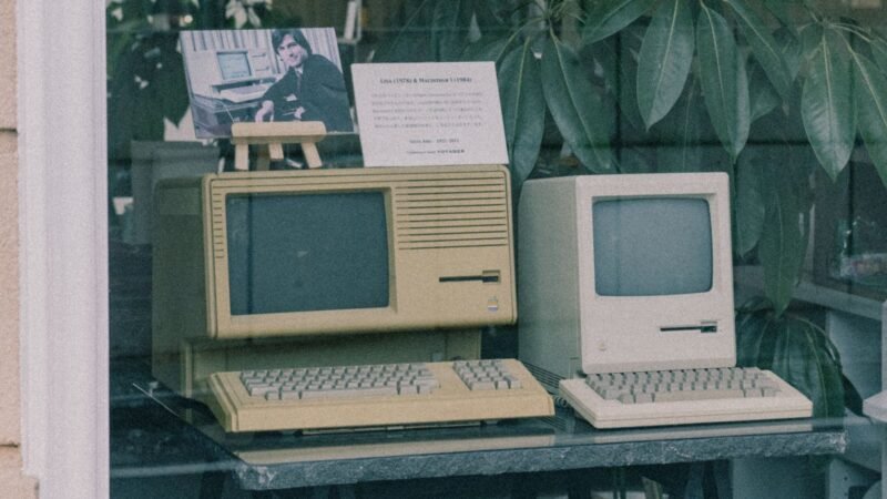 La secretaria de Steve Jobs llegó tarde al trabajo porque su carro no