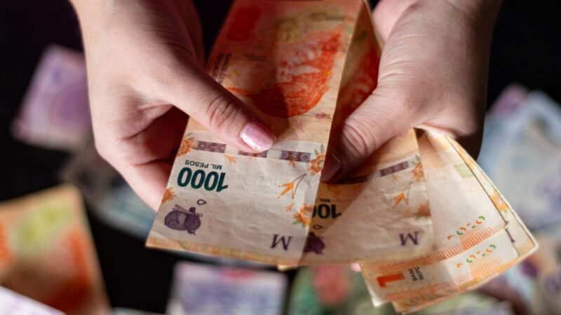 Dólar en Colombia cae a 3.249 pesos, su menor nivel en 7 años
