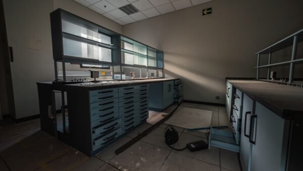 laboratorios destruidos toneladas