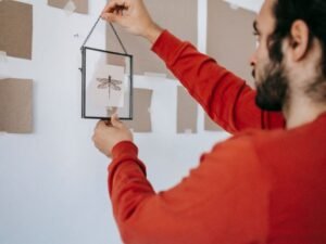 Cómo colgar cuadros y decorar paredes sin errores
