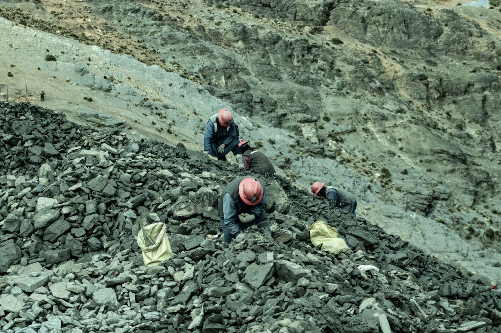 Mineros S.A. resguarda oro en lingotes contra inflación
