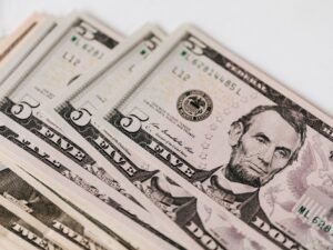 ¿Comprar o vender dólares? Cinco consejos para tomar decisiones con la