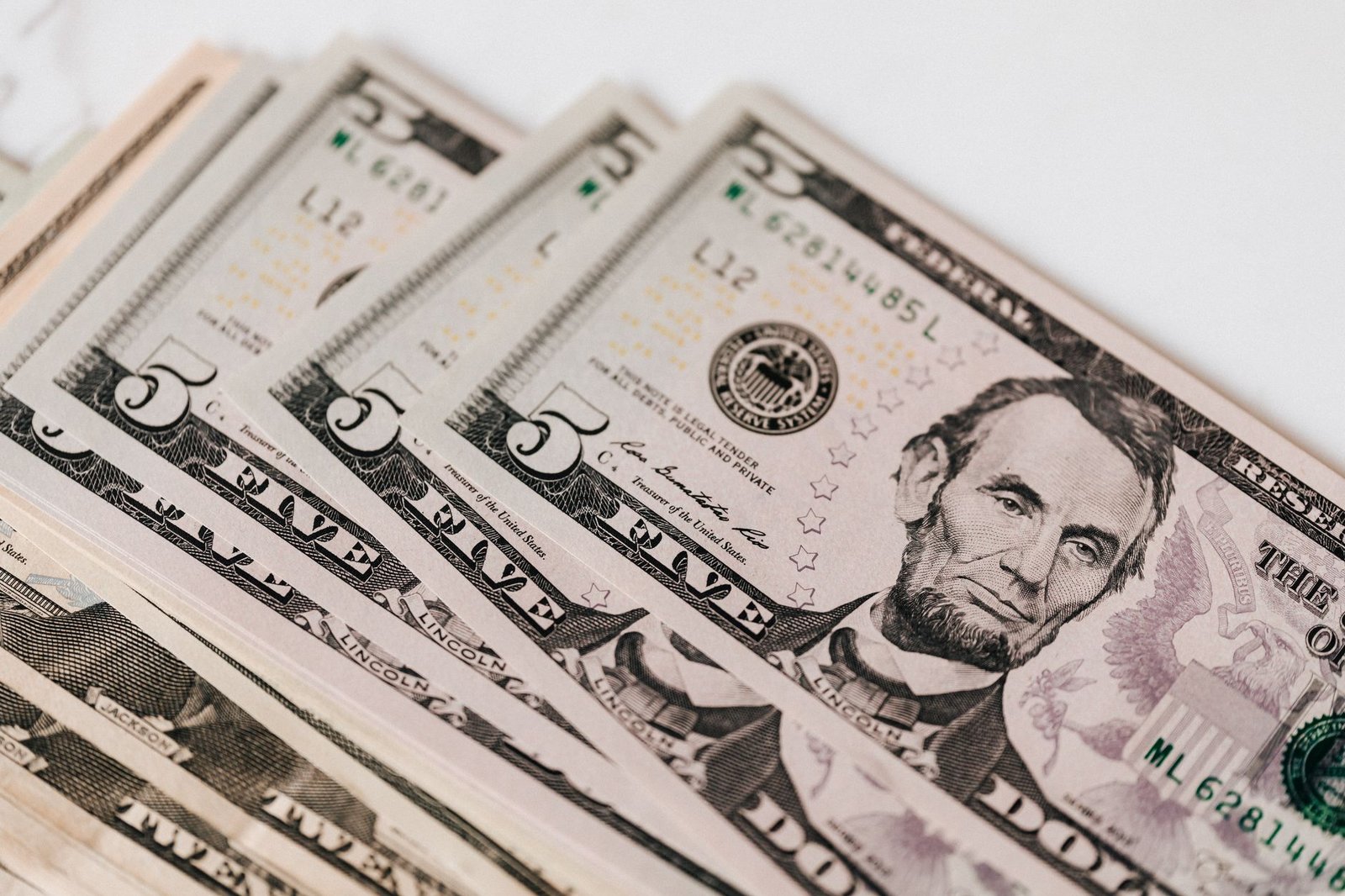 ¿Comprar o vender dólares? Cinco consejos para tomar decisiones con la
