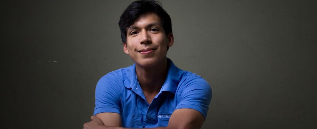 Adolescentes hackeantes: El joven Lucas busca su camino hacia la programación y la tecnología».