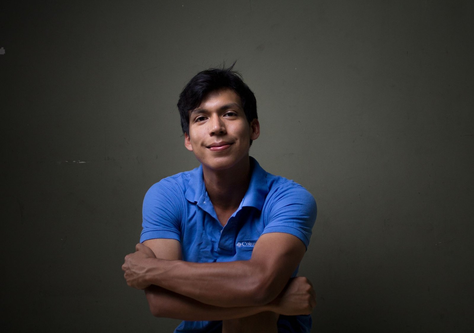 Adolescentes hackeantes: El joven Lucas busca su camino hacia la programación y la tecnología».