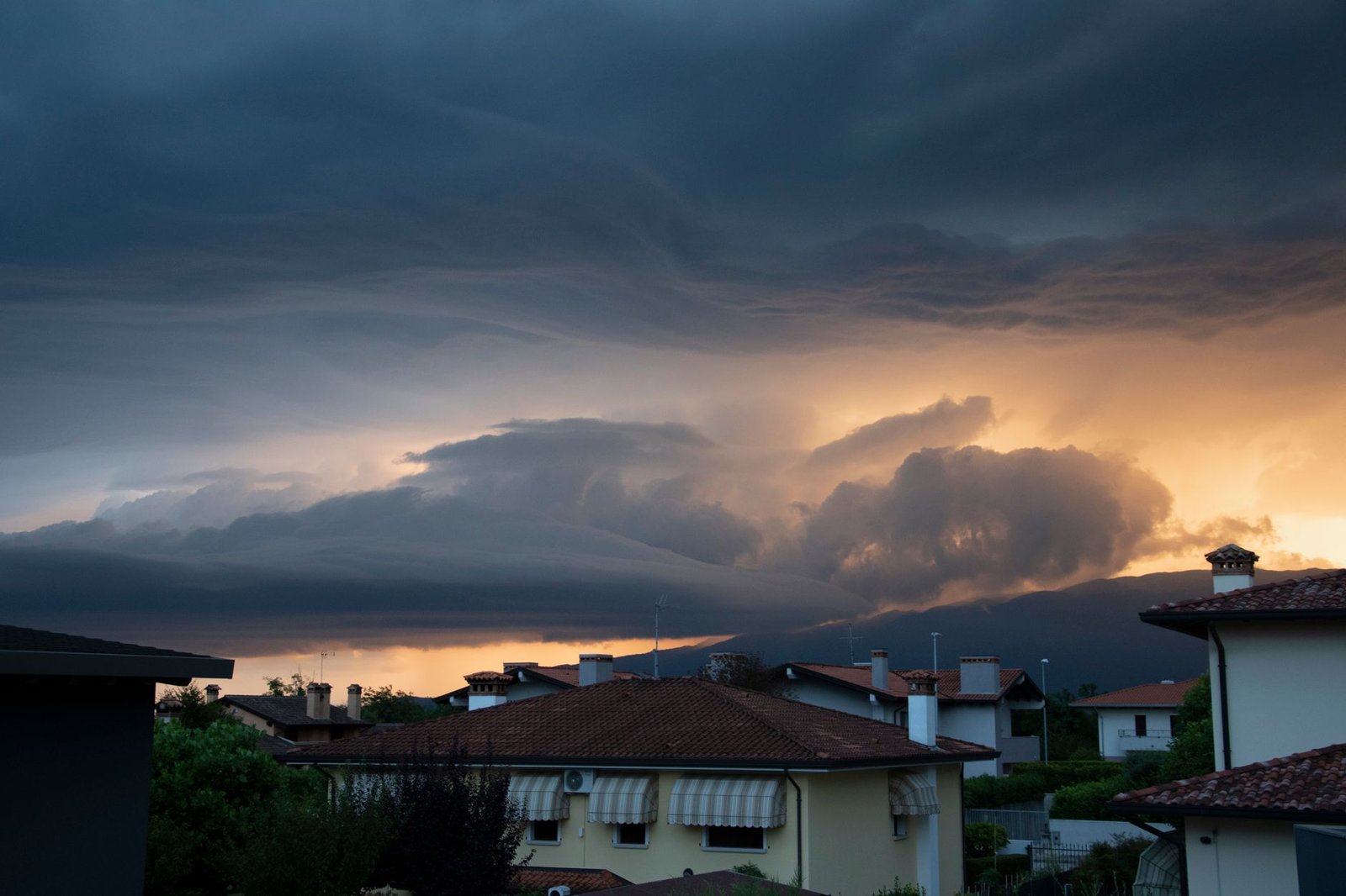 Calor extremo, Italia dividida en dos, más de 44 grados en el sur y fuertes lluvias en el norte