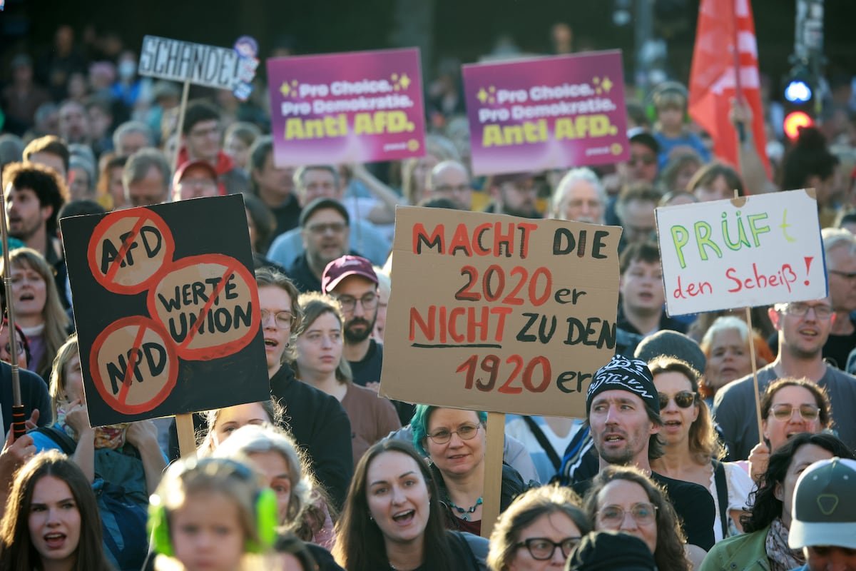 Miles de alemanes protestan en Berlín contra el ascenso de la AfD