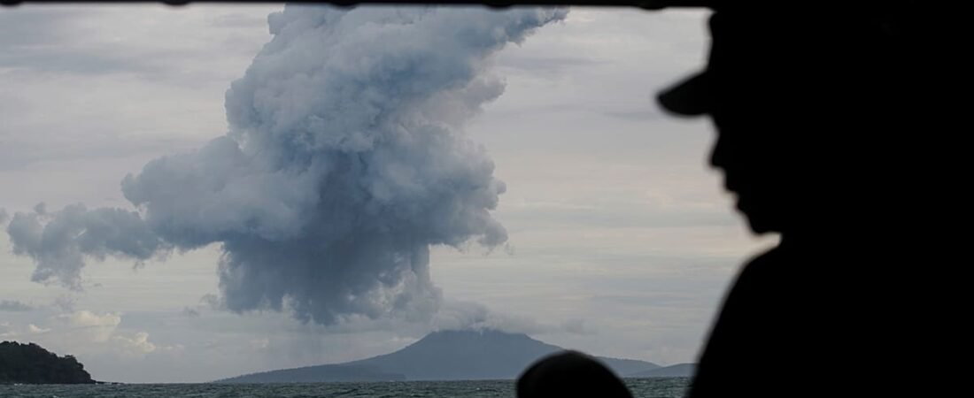 Erupción del volcán Anak Krakatoa paraliza vuelos en Indonesia