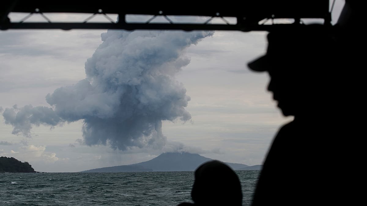 Erupción del volcán Anak Krakatoa paraliza vuelos en Indonesia