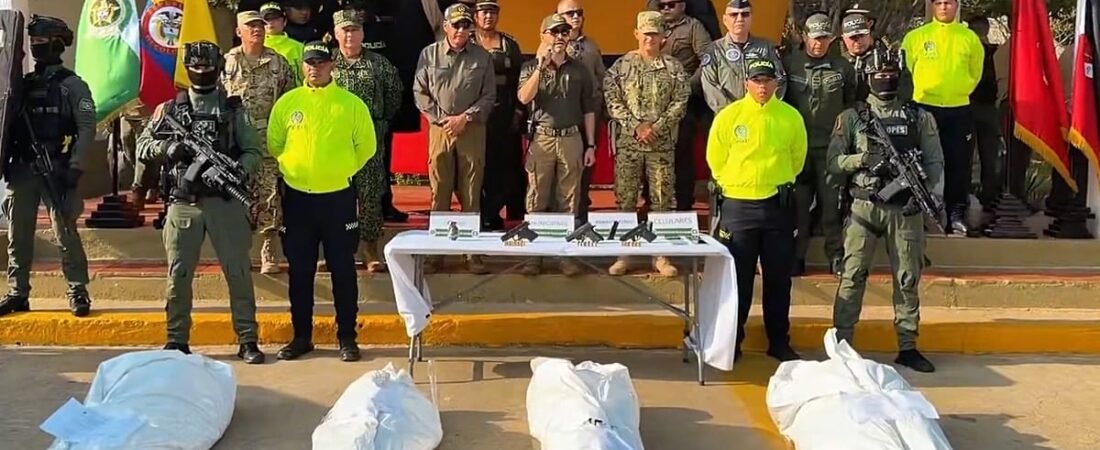 Abelardo de la Espriella exhibe cuerpos de 4 abatidos en La Guajira