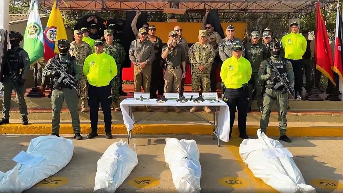 Abelardo de la Espriella exhibe cuerpos de 4 abatidos en La Guajira