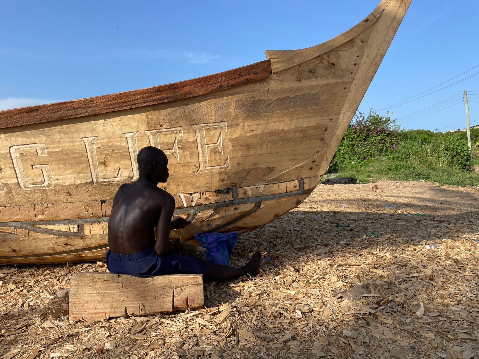 Carpinteros en Ghana fabrican ataúdes con formas para honrar difuntos