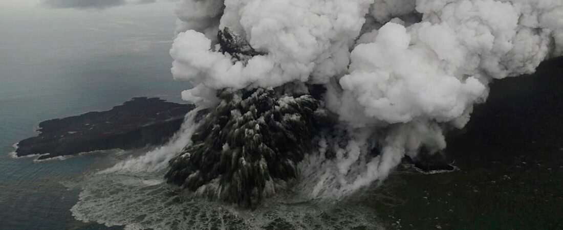 Erupción del volcán Anak Krakatoa deja 2.300 vuelos cancelados en Asia