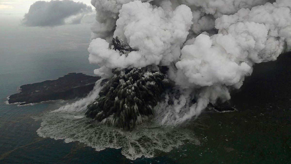 Erupción del volcán Anak Krakatoa deja 2.300 vuelos cancelados en Asia