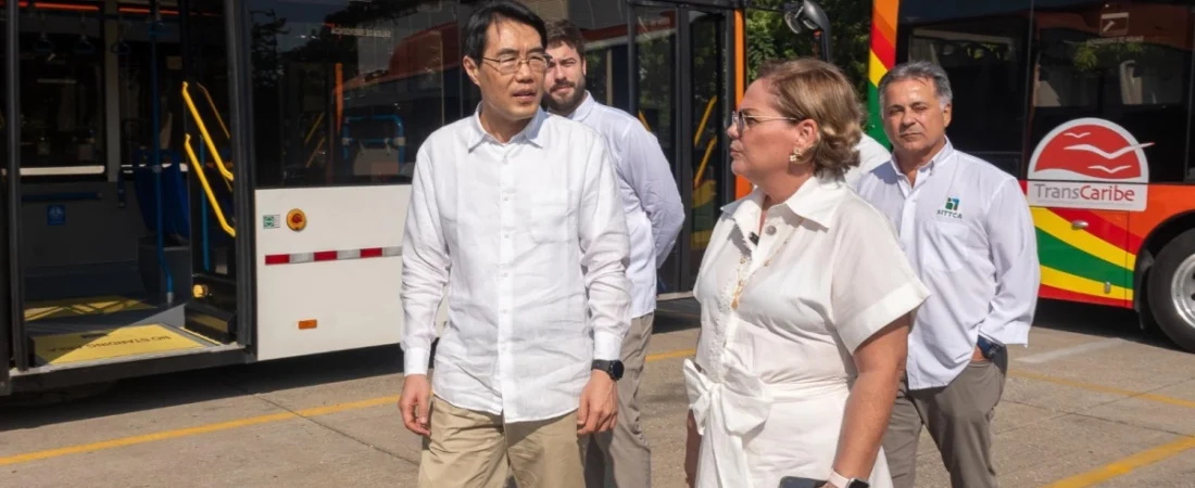 Embajador de China inspecciona la nueva flota de buses de TransCaribe
