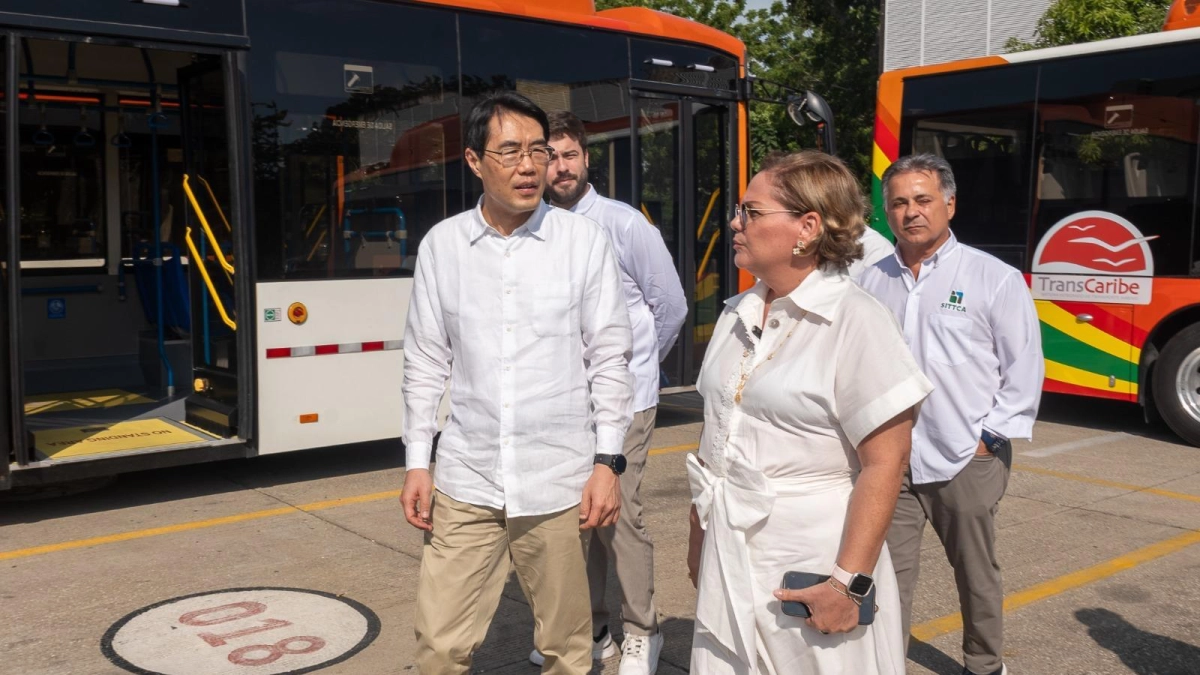 Embajador de China inspecciona la nueva flota de buses de TransCaribe