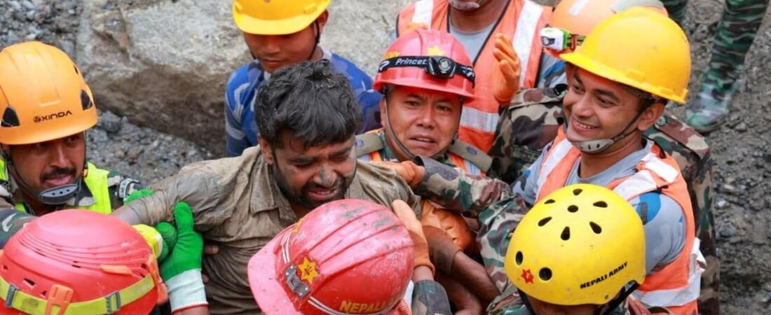 Nepal rescata con vida a dos trabajadores de un túnel de una central…