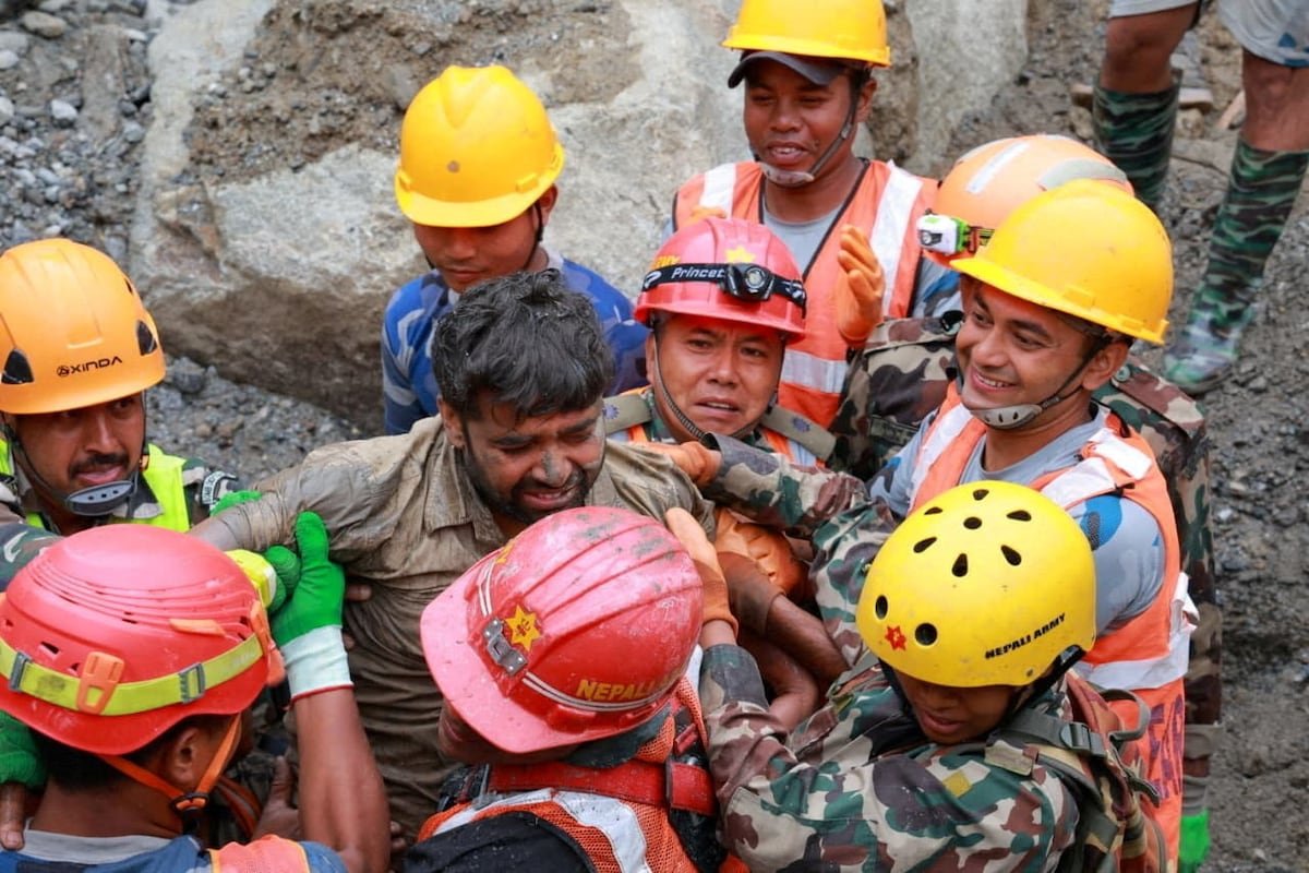 Nepal rescata con vida a dos trabajadores de un túnel de una central…